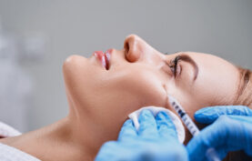 مزوتراپی صورت یک زیبا جوی جوان.