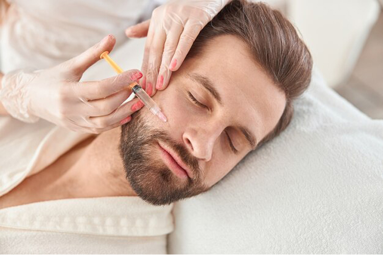 مزوتراپی صورت یک آقا توسط پزشک.